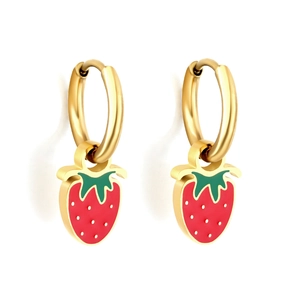 Incantevoli orecchini a cerchio dorati con pendenti a fragola rossa per un look dolce
