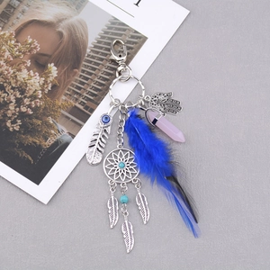 Portachiavi boho acchiappasogni con piuma blu e ciondolo in pietra d'opale rosa.