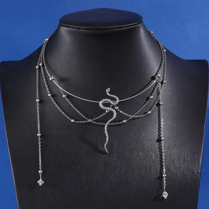 Opvallende zilveren slangenchoker ketting met gelaagde franjes en fonkelende kristallen