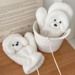 Détail de moufles en peluche blanche en forme de petit chien avec fourrure douce