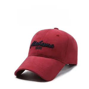 Dettaglio ravvicinato del cappellino bordeaux con ricamo Alabama 1895 di alta qualità