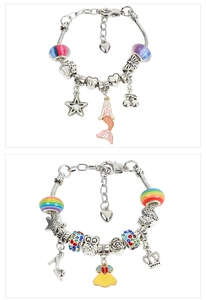 Gros plan détaillé de bracelets à breloques licorne faits main avec perles et pendentifs