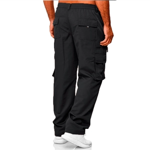 Vue arrière du pantalon cargo homme avec poches arrière fonctionnelles et coupe droite