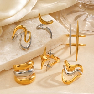 Bagues minimalistes en acier inoxydable bicolore or et argent sur pierre et satin blanc