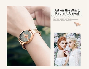 Détail de la montre or rose avec abeille 3D en relief sur un cadran vert forêt