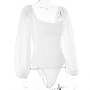 Vue de face d'un body blanc à col carré avec manches bouffantes en tulle transparent