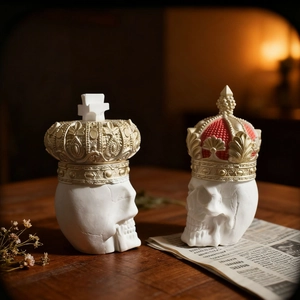 Dettaglio di figurine di scheletri gotici con corone reali su superficie in legno