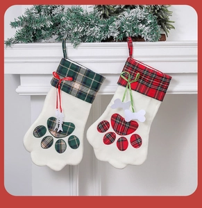 Détail de chaussettes de Noël en peluche en forme de patte avec revers à carreaux