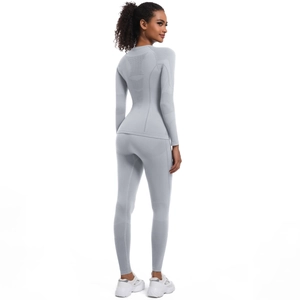 Dettaglio completo completo yoga grigio chiaro senza cuciture maglia e leggings alti