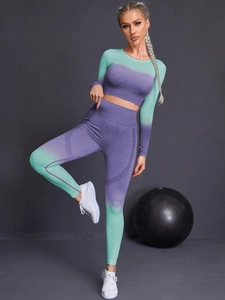 Détail de l'ensemble de yoga sans couture avec dégradé du vert menthe au violet chiné