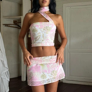 Ensemble deux pièces à imprimé floral rose et vert avec crop top et mini-jupe