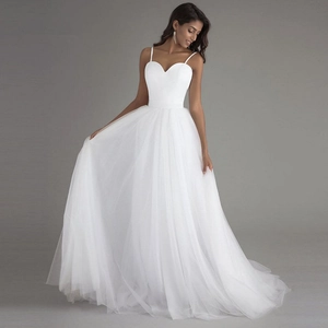 Robe de mariée élégante en tulle blanc avec fines bretelles et décolleté en cœur classique