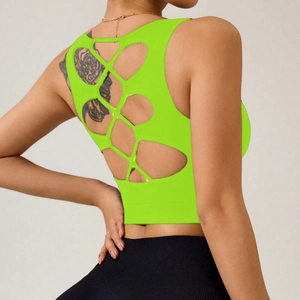 Détail du débardeur sport vert fluo avec dos nu et bretelles croisées design
