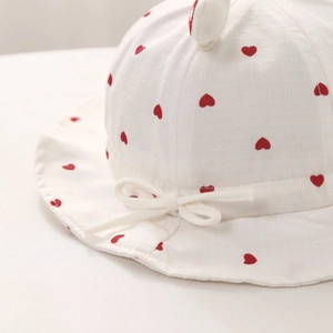 Chapeau de soleil blanc pour bébé avec cœurs rouges, oreilles et nœud papillon