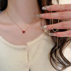 Collier minimaliste en chaîne dorée avec pendentifs cœur double face rouge et noir
