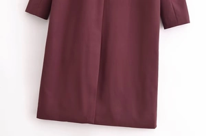 Détail de la fente arrière d'un blazer long rouge foncé pour femme au style élégant