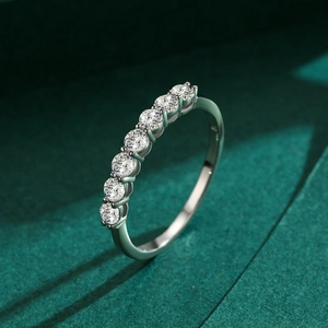 Elegante anello in argento sterling S925 con sette diamanti scintillanti a taglio tondo