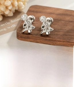 Silver bow earring with star zircon featuring a 4mm flat back and surgical steel bar