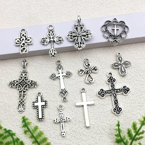 Assortimento di ciondoli vintage a croce e cuore in lega d'argento per gioielli fai da te