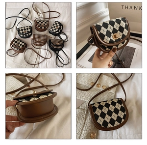 Detailansicht der Mini-Satteltaschen im Vintage-Stil mit Hahnentrittmuster und Goldverschluss
