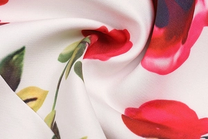 Macro d'un tissu floral haute densité avec roses rouges sur fond blanc