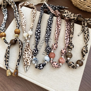 Détails des colliers en soie à imprimé léopard avec perles décoratives en cinq couleurs