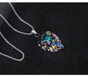Dettaglio ravvicinato del ciondolo a testa di leone arcobaleno con collana argento su sfondo nero