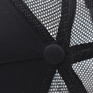 Dettaglio macro della rete nera traspirante e corona in cotone del cappellino baseball