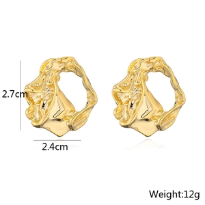 Detailed view of gold plated geometric earrings with size 2.7x2.4cm and weight 12g