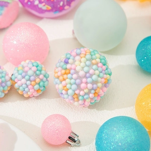 Palline di Natale macaron colorate in rosa, blu e giallo con texture glitterata fine