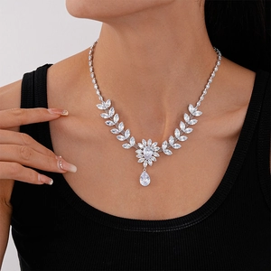 Vue détaillée du collier en argent avec pendentif fleur de blé et zircone en goutte