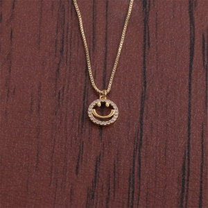 Detailansicht der vergoldeten Smiley-Kette mit Zirkonia-Steinen auf einer Boxkette
