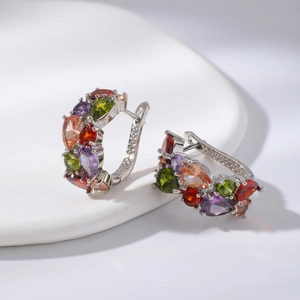 Boucles d'oreilles créoles en argent S925 avec zircons colorés en forme de poire sur plateau