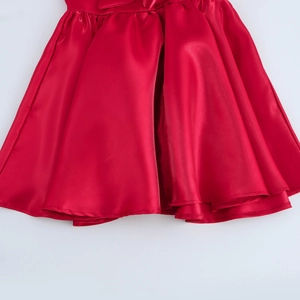 Robe courte en satin rouge pour femme avec taille plissée et jupe évasée volumineuse