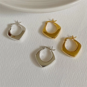 Detail view of U-shaped S925 sterling silver earrings with hinge closure and metal hallmark