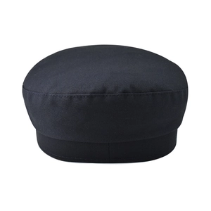 Détail d'un béret noir classique en PU avec chaîne et visière courte pour femmes