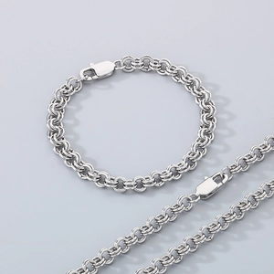 Detailansicht eines polierten Edelstahl-Doppelringarmbands mit robustem Karabinerverschluss