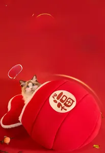 Dettaglio della cuccia per gatti a forma di sacchetto portafortuna in morbido velluto rosso