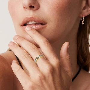 Anello eternity classico 4mm in acciaio inossidabile dorato con cristalli a binario
