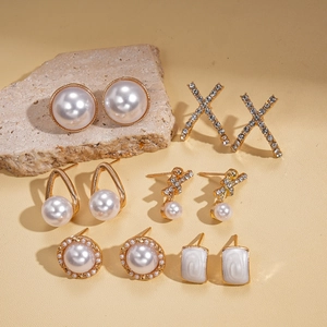 Set di 6 orecchini dorati con perle e strass in vari stili geometrici e design vintage