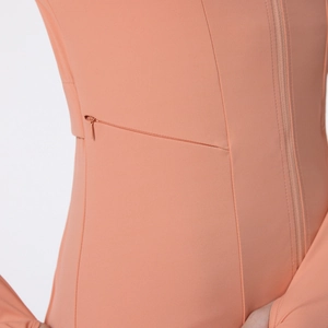 Veste de sport slim pour femme en couleur abricot avec poche latérale zippée pratique