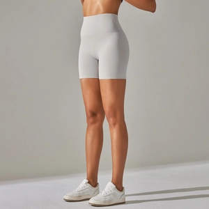 Pantalones cortos de yoga gris claro de talle alto con cintura ancha para fitness