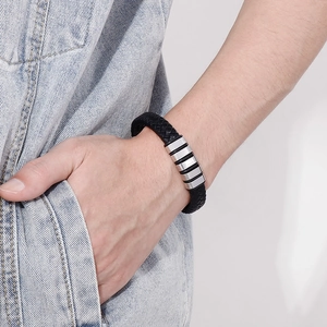 Bracelet pour homme en cuir tressé noir avec fermoir en acier argenté au poignet