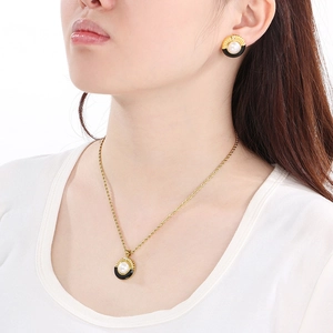 Set gioielli vintage in acciaio al titanio con perle, smalto nero e dettagli in diamante