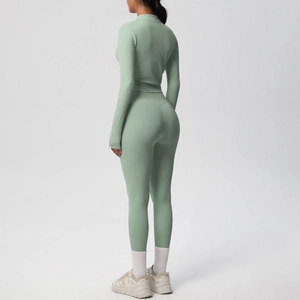 Ensemble de yoga vert menthe ajusté avec haut à manches longues et legging taille haute