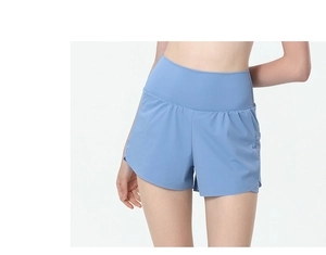 Vue détaillée du short de course bleu brume avec aérations laser et taille haute large
