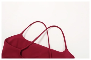 Détails des bretelles croisées du soutien-gorge de sport bordeaux avec couture précise