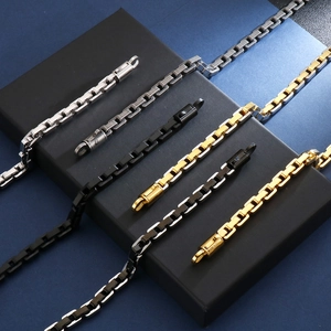 Detailsicht quadratischer Gliederketten aus Edelstahl in Silber, Schwarz und Gold