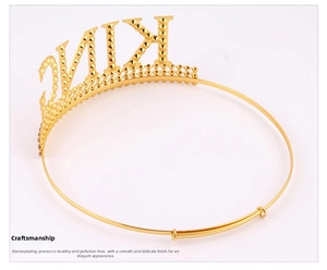 Détail de la couronne KING en métal doré avec rivets et base ajustable pour fête d'anniversaire