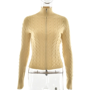 Pull en maille torsadée beige chic avec col montant et fermeture éclair pratique